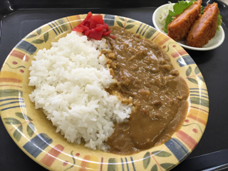 カレーライスと野菜サラダ